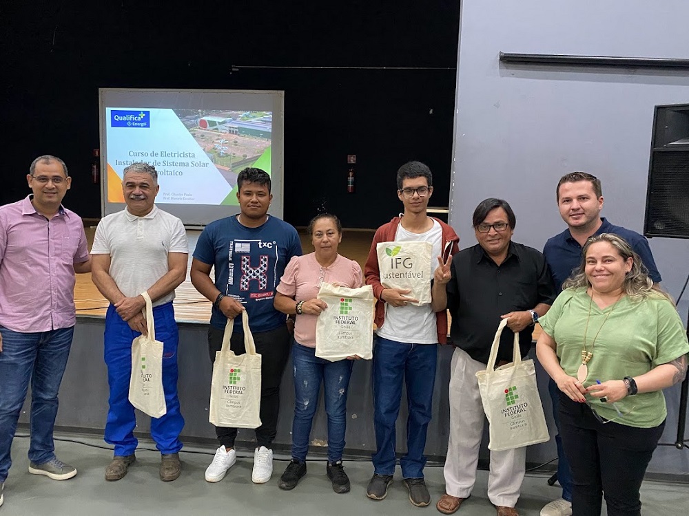 Alunos sorteados para receber um kit do IFG na Aula Inaugural